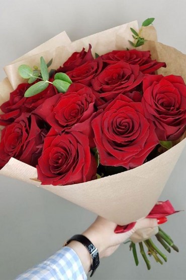 Монобукет из красных эквадорских роз с эвкалиптом фото