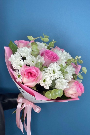 Букет из роз с хризантемой и эвкалиптом фото