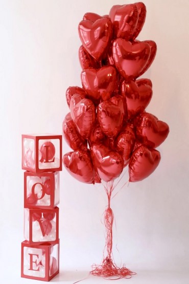Набор из воздушных шаров Кубики с надписью LOVE наполнены шариками с фонтаном из фольгированных шаров фото