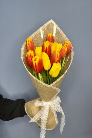 Букет из тюльпанов Весенний фейерверк фото