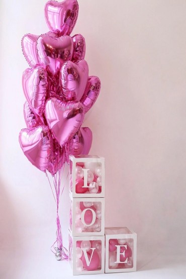 Набор из воздушных шаров Кубики с надписью LOVE наполнены шариками с фонтаном из фольгированных шаров фото