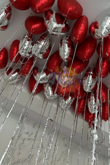 Набор воздушных шаров №933 30 красных и серебряных сердец под потолок на сатиновом дождике фото